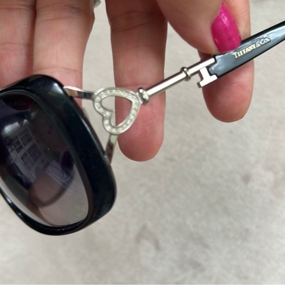 *Tiffany & Co* Oversized Sunglasses w/Heart Skeleton Key Side Accents - Picture 2 of 11